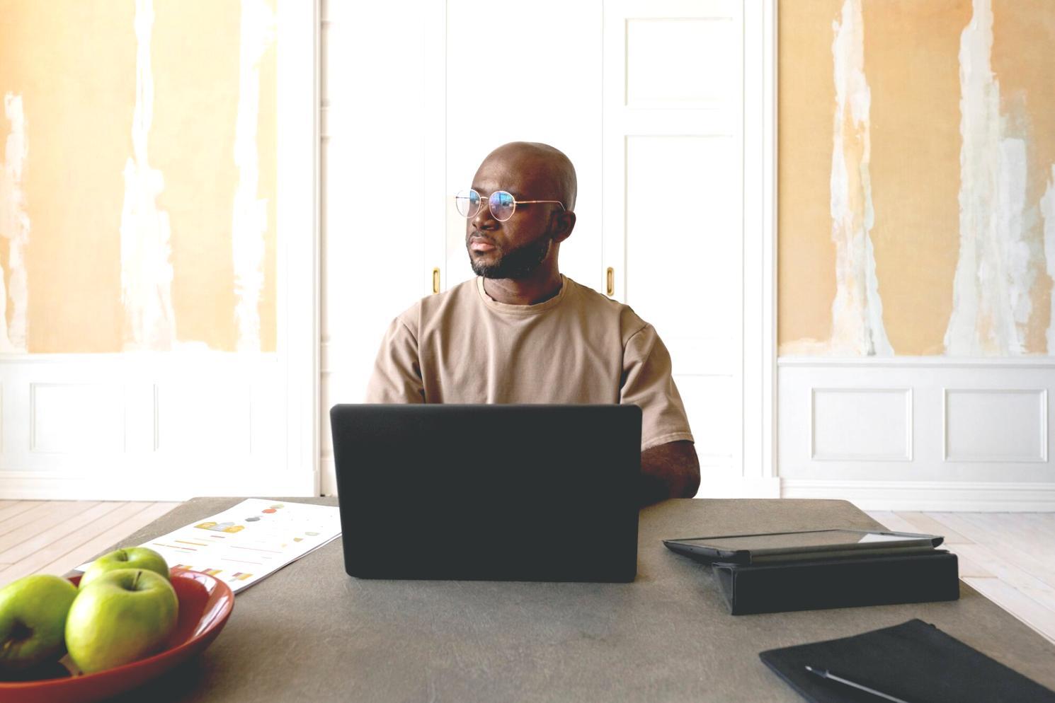 Tim analis sedang berdiskusi mengenai proyeksi keuangan di ruang meeting