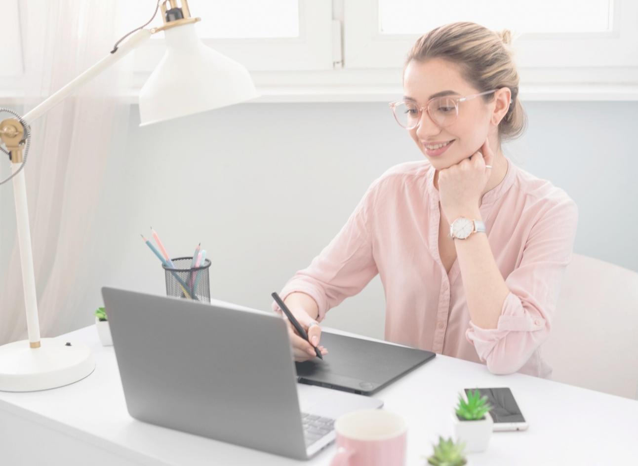 Peserta program sedang berkolaborasi dalam sesi workshop pemodelan keuangan